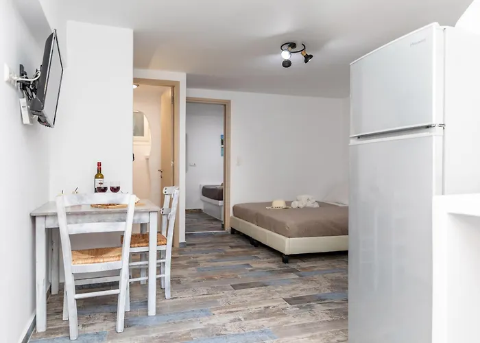 Depis Luxury Apartment Naxos City